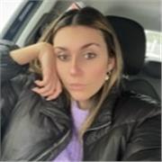 Studentessa di Farmacia impartisce lezioni di chimica inorganica a studenti di liceo e scuole superiori